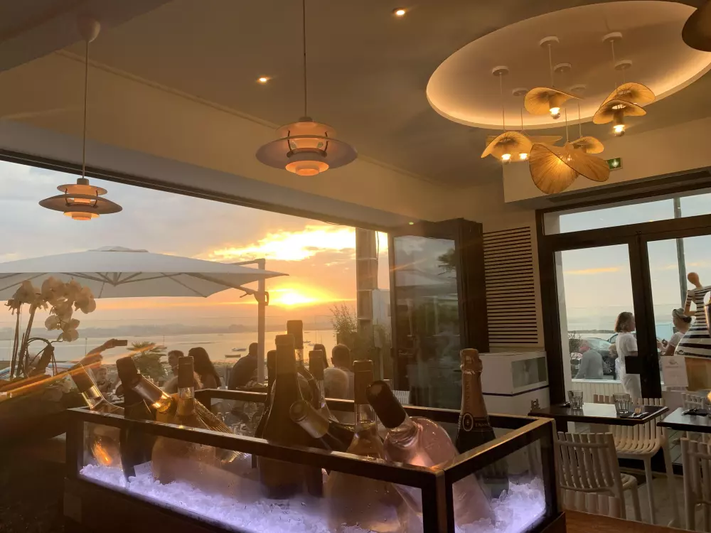 intérieur salle - coucher de soleil
